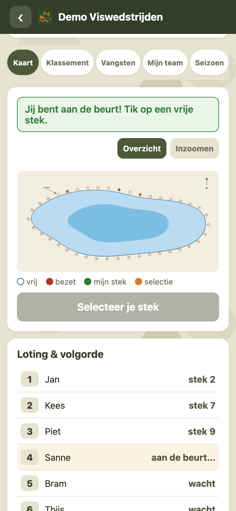Het stekkeuzescherm: melding dat je aan de beurt bent, de waterkaart met vrije en bezette stekken, en de lotingsvolgorde eronder
